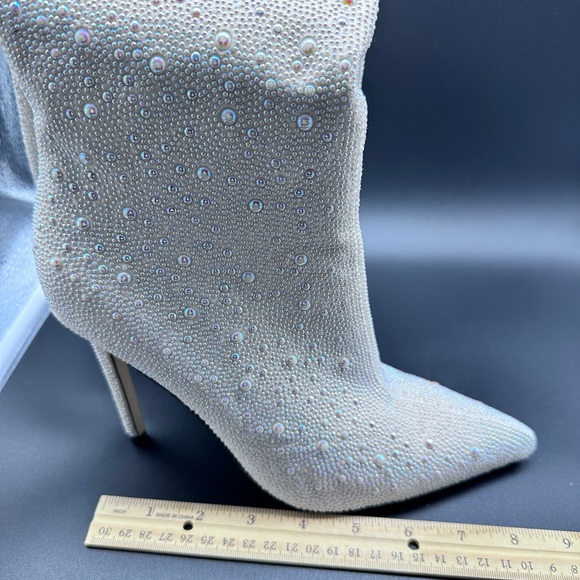 Unbranded light cream/white boots with pearls and iridescence Size 8.5 4” Heel - Picture 6 of 9